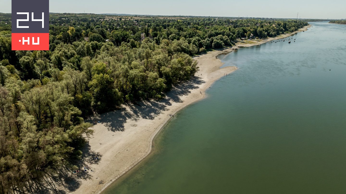Megfeneklett egy nagy szállodahajó a Dunán